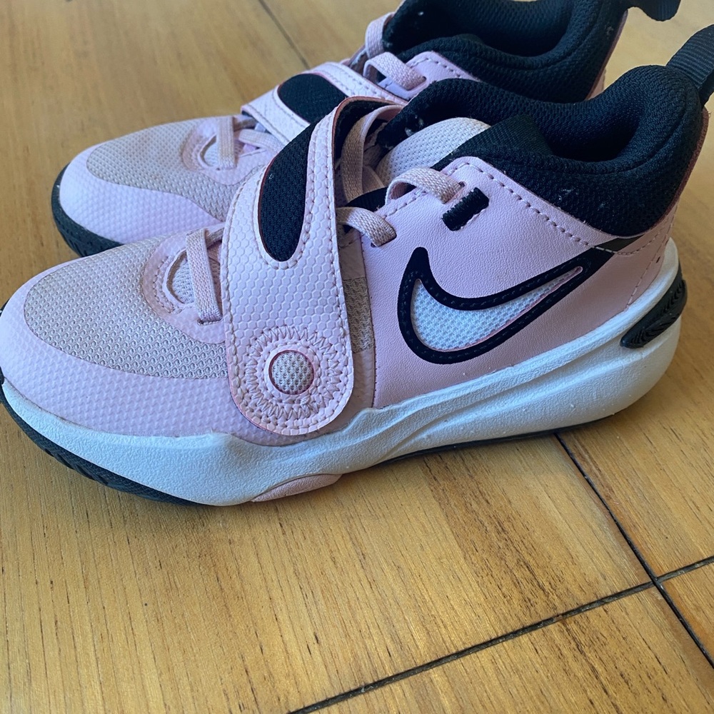 Nike Team Hustle Kids basketball Pink and Black Sneakers